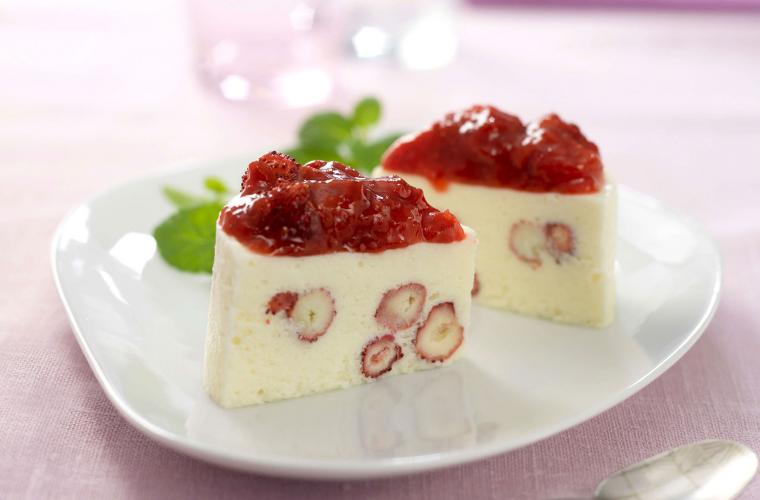 Cake with white chocolate and strawberries